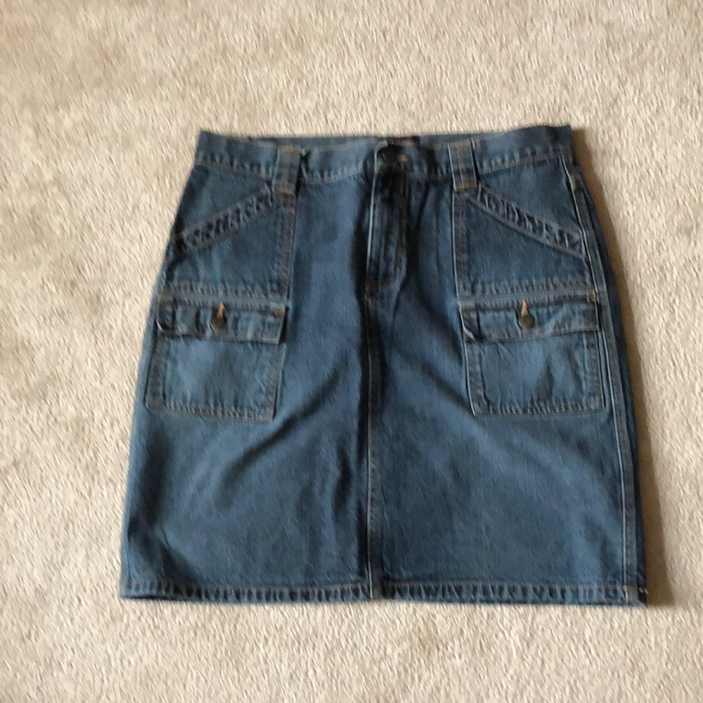 Ladies New York & Company demin skirt, size 8, pockets in front!